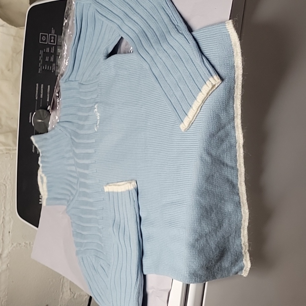 Sky Blue Crop Sweater, NWT,  Beautiful, Juniors  xxl